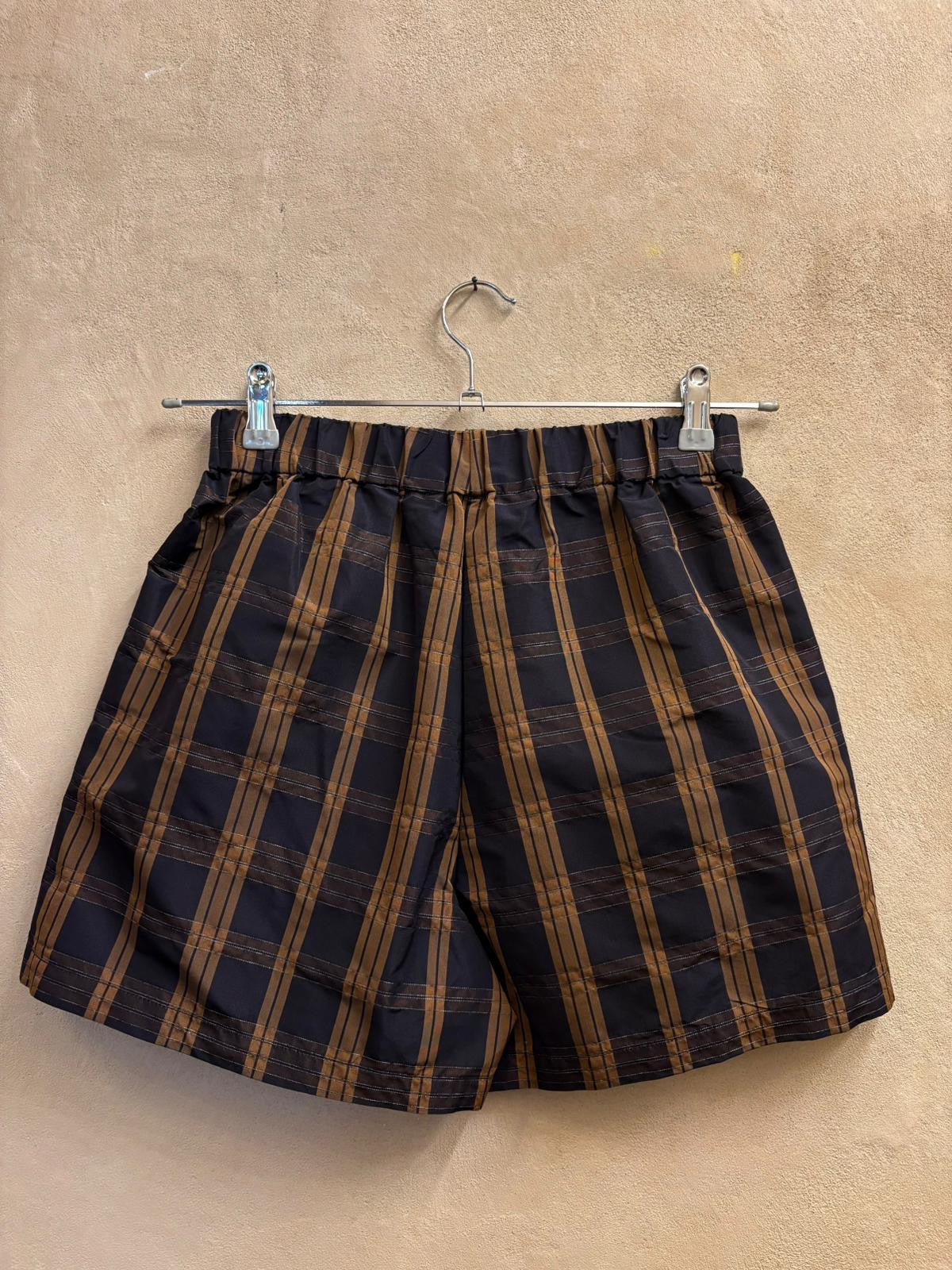 Short Douuod Woman
